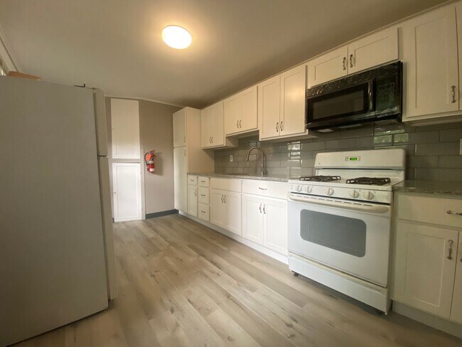 Building Photo - Remodeled one bedroom apartment