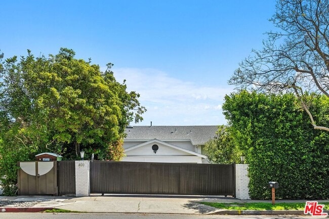 Building Photo - 400 Chautauqua Blvd