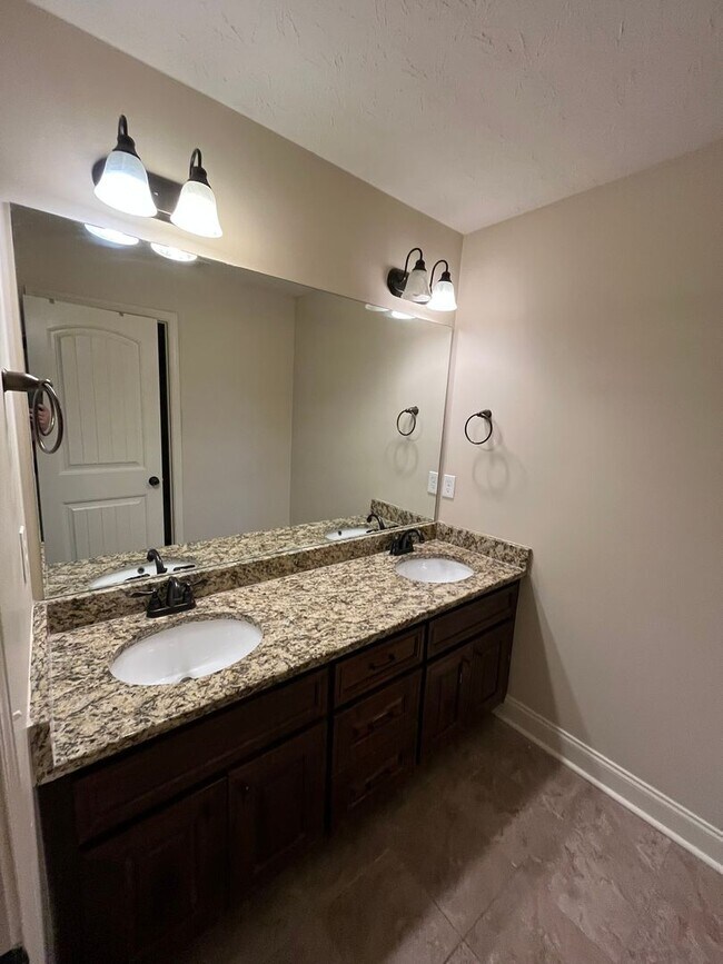 Building Photo - 1247 Cottage Pointe Ct
