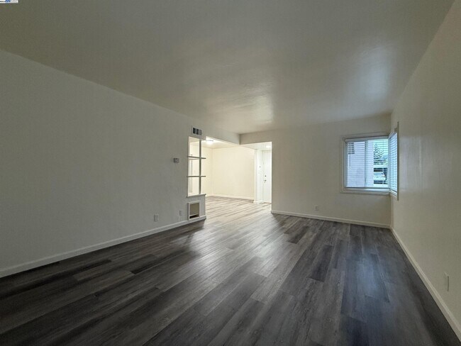 Building Photo - 520 Bancroft Ave