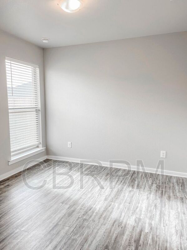 Building Photo - 2135 N Texas Ave