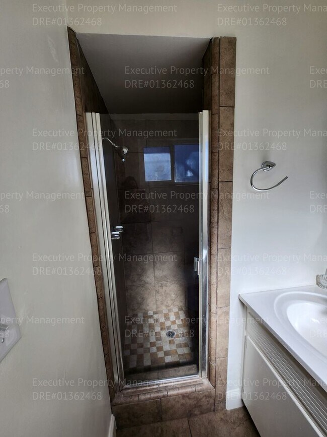 Building Photo - 3 bedroom/ 2 bathroom home located near th...