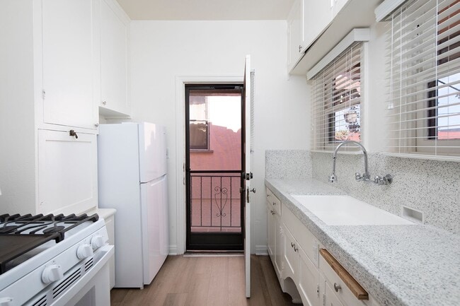 Building Photo - 2 WEEKS FREE!!! Rare 1 Bedroom in a Fantas...