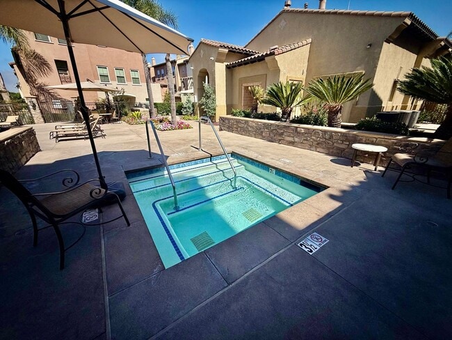 Building Photo - Two Bedroom Suite Townhome and Includes a Garage and Laundry!