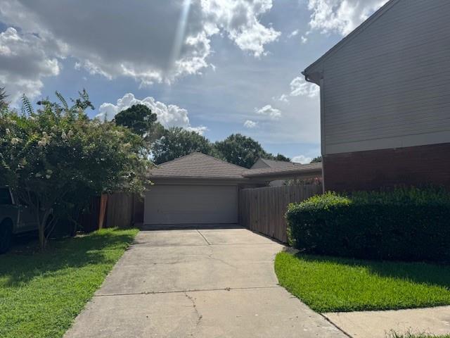 Building Photo - 16903 River Willow Dr