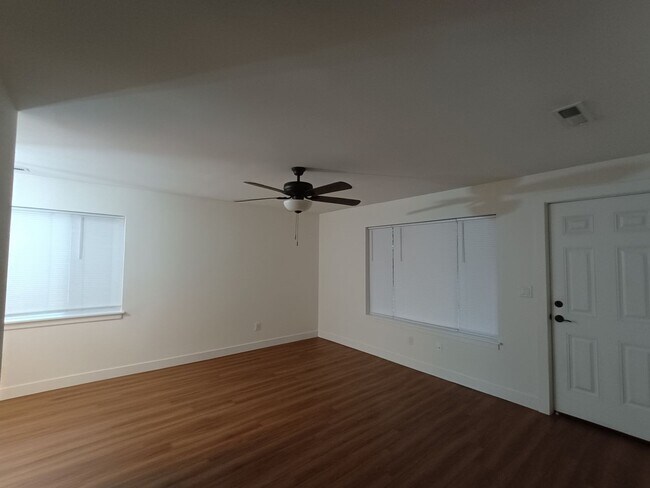 Building Photo - Oak130 - B