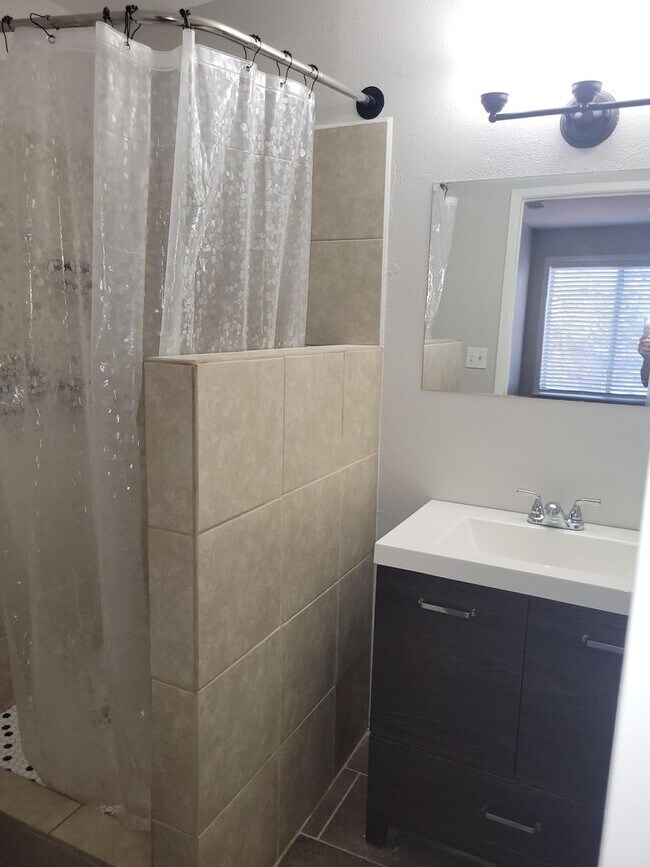 Building Photo - Hialeah- Beautifully Remodeled Single-Story Condo 3-Bedroom Home Near UNLV & Airport