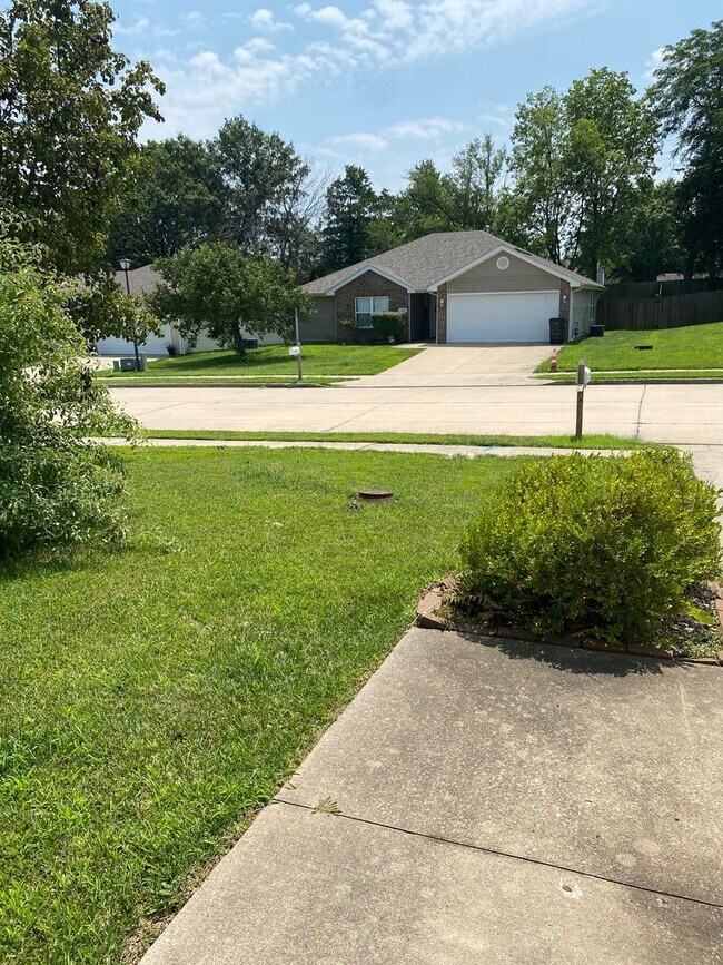 Building Photo - 3 bedroom/2 bathroom single family home!  ...