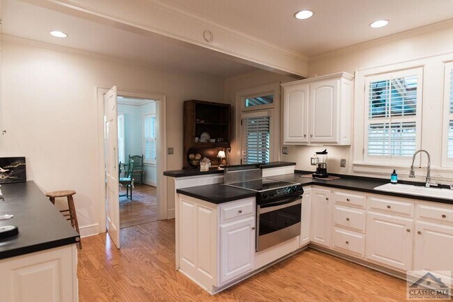 Building Photo - 285 Hampton Ct