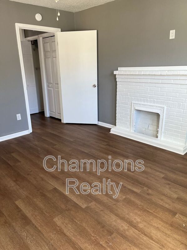 Building Photo - 2603 Garden Dr