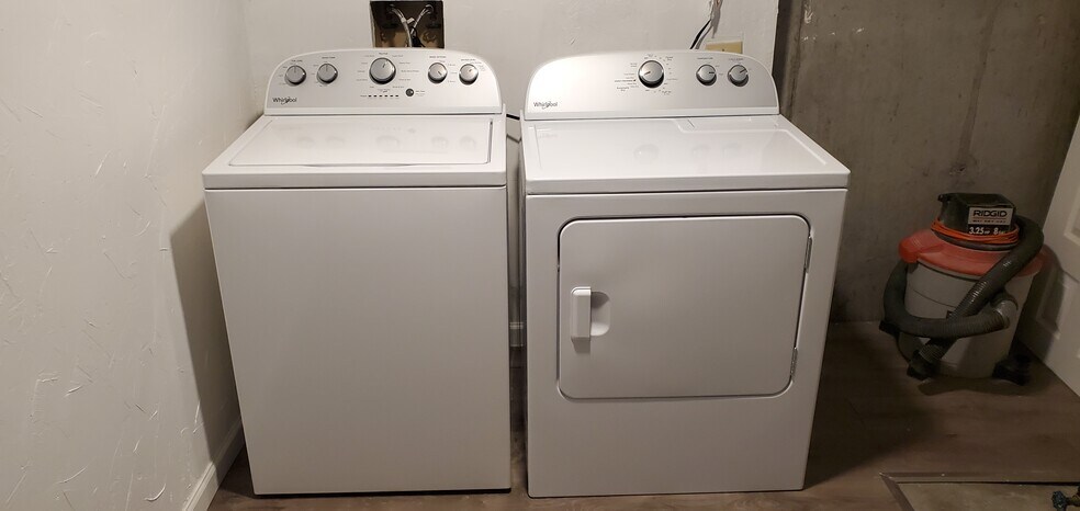 Building Photo - 1310 Firefly Cir