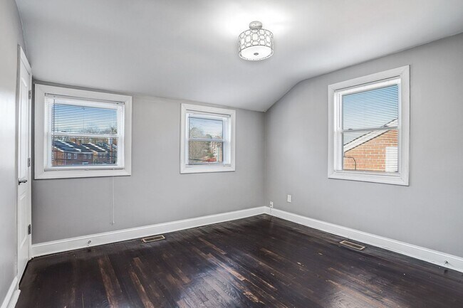 Building Photo - Bright and Beautiful Benning Ridge Abode