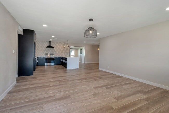 Building Photo - Super Nice Remodeled Home with Pool Close to ASU