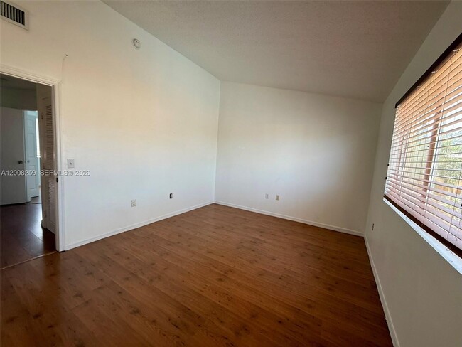 Building Photo - 6235 SW Kendale Lakes Cir