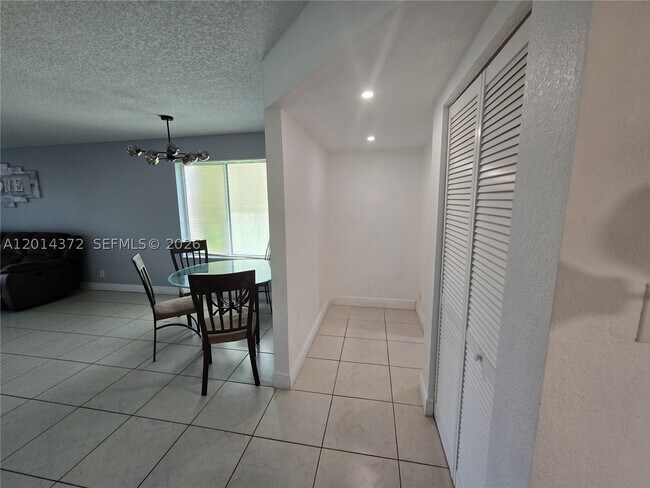 Building Photo - 1001 Coral Club Dr