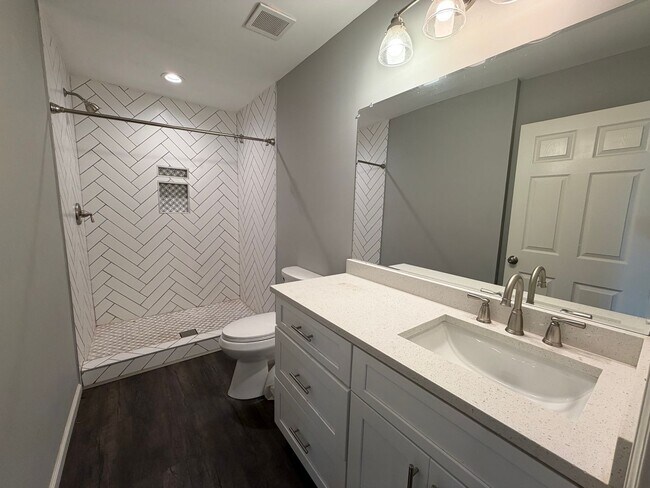 Building Photo - Charming 4/2.5 House in Armuchee- $1,995