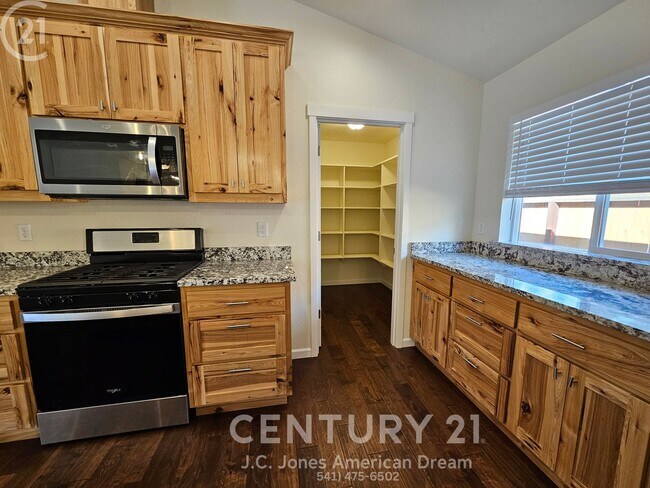 Building Photo - Close to Downtown Grants Pass
