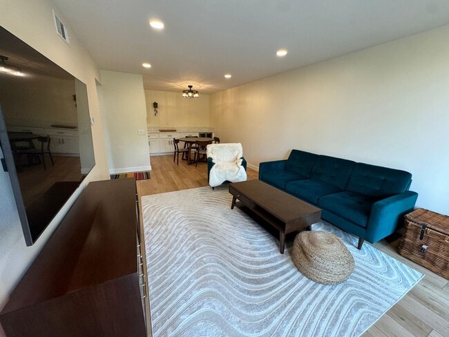 Building Photo - Move in ready Condo!