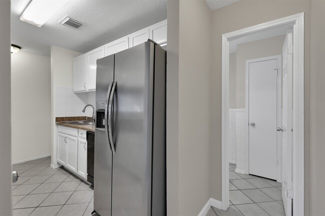 Building Photo - 1018 Surrey Ct