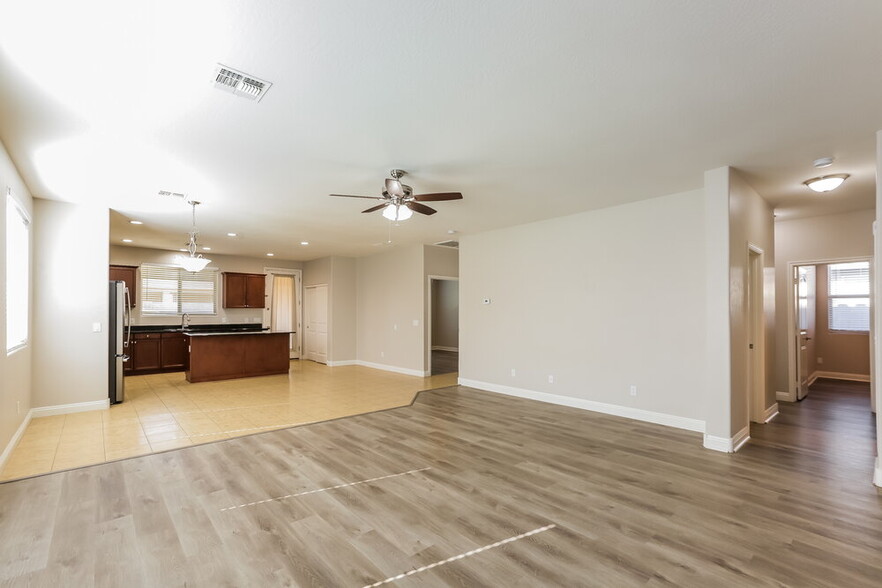 Building Photo - 1655 W Paisley Dr