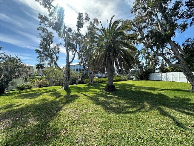 Building Photo - 812 Bayview Dr