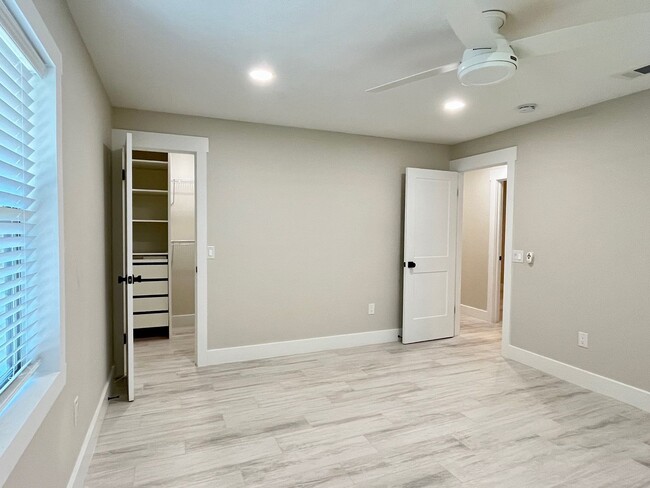 Building Photo - Completely Remodeled! Close to  Historic D...