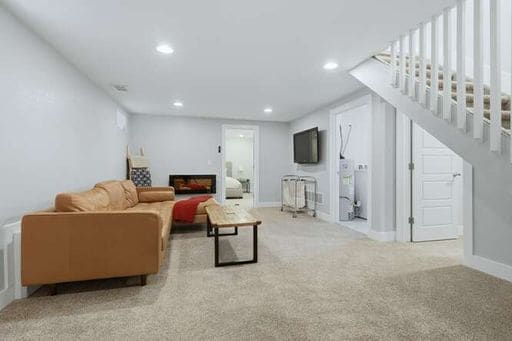 Building Photo - Beautiful 3 Bedroom Craftsman Bungalow Furnished or Unfurnished Available NOW!