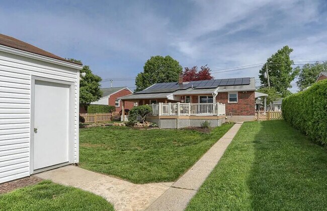 Building Photo - 1648 E Caracas Ave