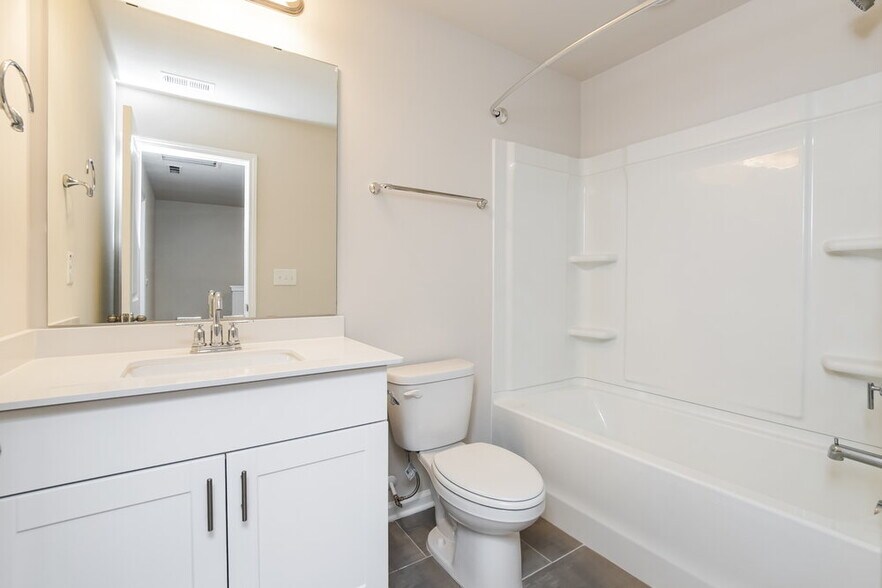 Building Photo - 213 Brook Farm Ln