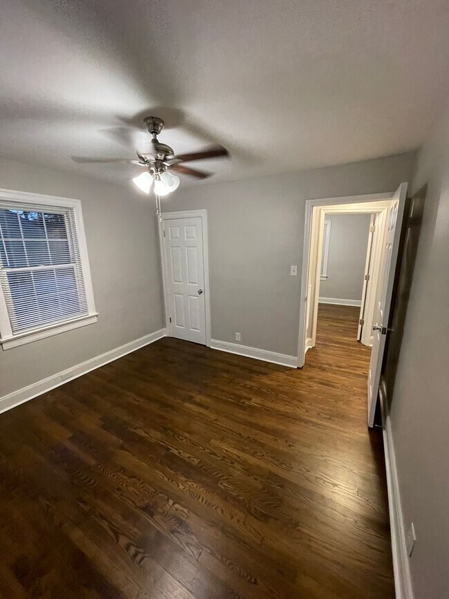 Building Photo - Renovated 2 bedroom home for rent Near Downtown Clarksville!