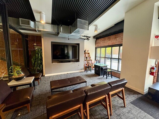 Building Photo - Corner Unit With Views