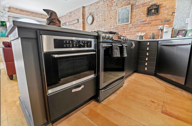 Building Photo - 974 N High St