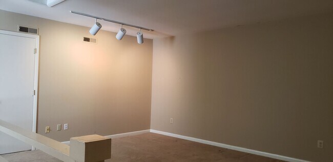 Building Photo - 800 Buffington Ct