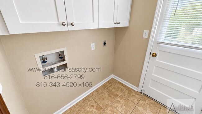 Building Photo - Beautiful Split Level, 5 TRUE Bedrooms!