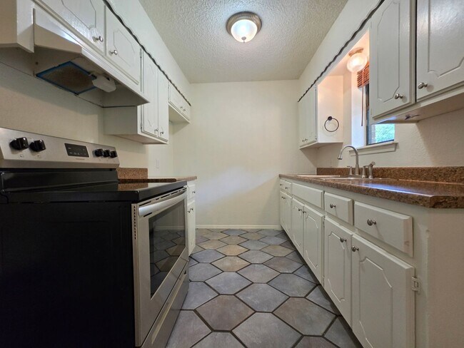 Building Photo - 3 bedroom home in Tecumseh!