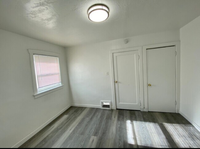 Building Photo - 180 Williams Ave S