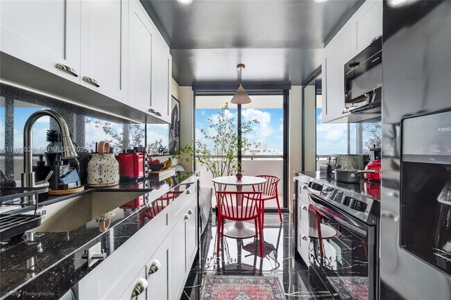 Building Photo - 2555 Collins Ave