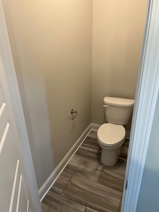 Building Photo - Spacious 4 Bedroom Home in Sango