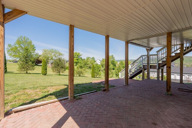 Building Photo - 1701 Stratford View Dr