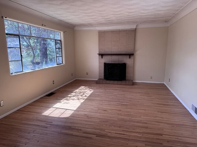 Building Photo - 3 Bedroom, 2 Bathroom Home near Washington...