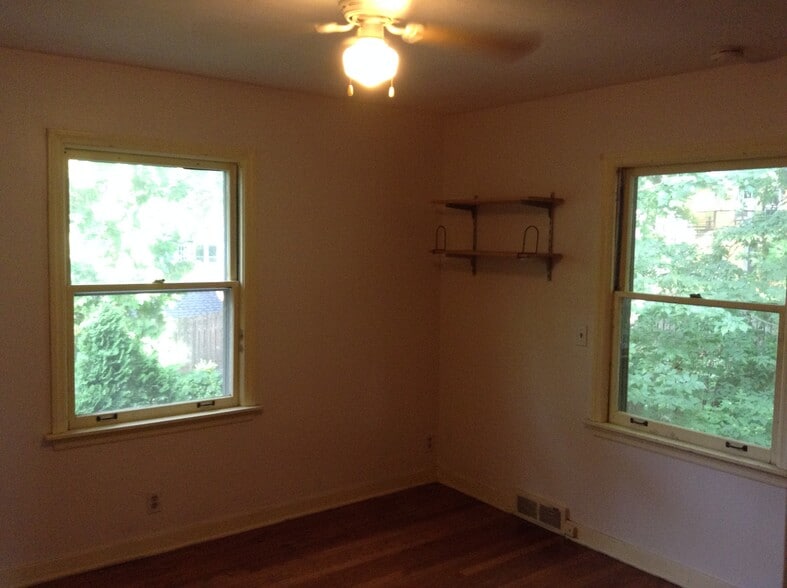 Building Photo - 1139 E GORHAM ST APT 2