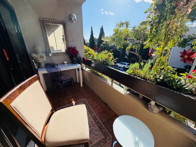 Bright view overlooking one of the best streets on West Hollywood - 950 N Kings Rd