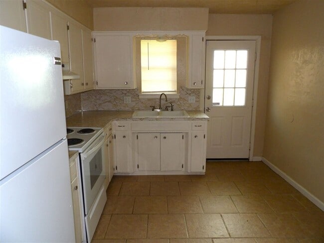 Building Photo - 1033 SE Alta Ln