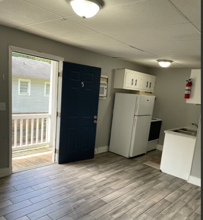 Building Photo - 4540-4558 June Ave