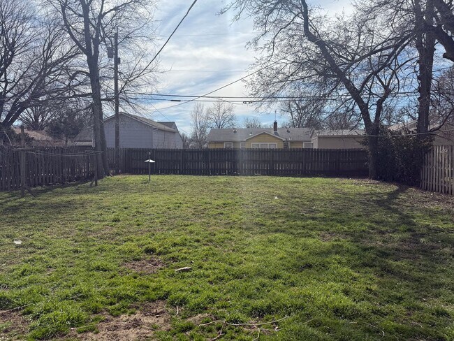 Building Photo - 1809 E Bayley St