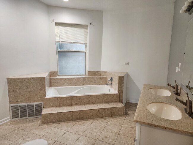 Building Photo - 1530 E 65th Pl