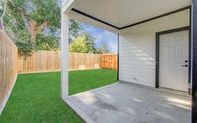 Building Photo - 835 S Victory Dr