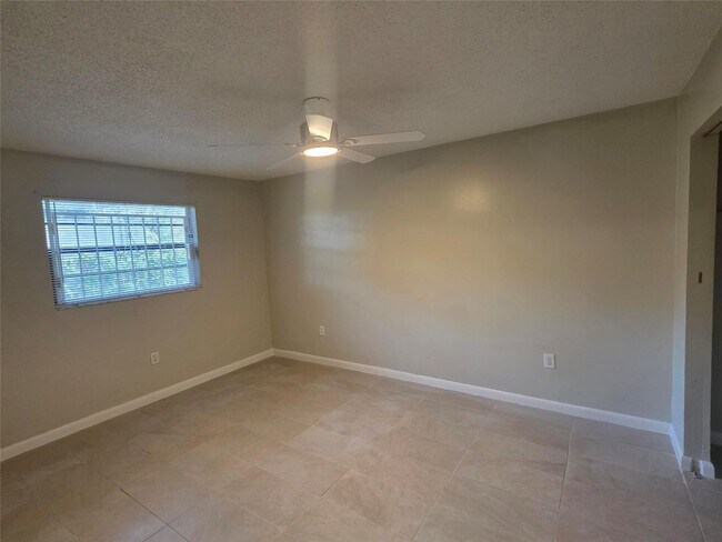 Building Photo - 309 NE 169th St