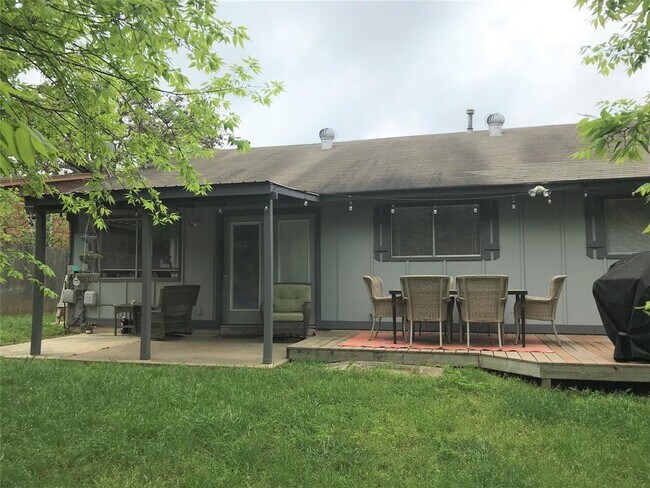 Building Photo - 2602 Hidden Oaks Dr