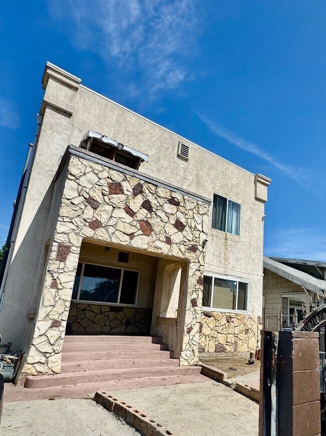 Building Photo - Must See! Completely Renovated